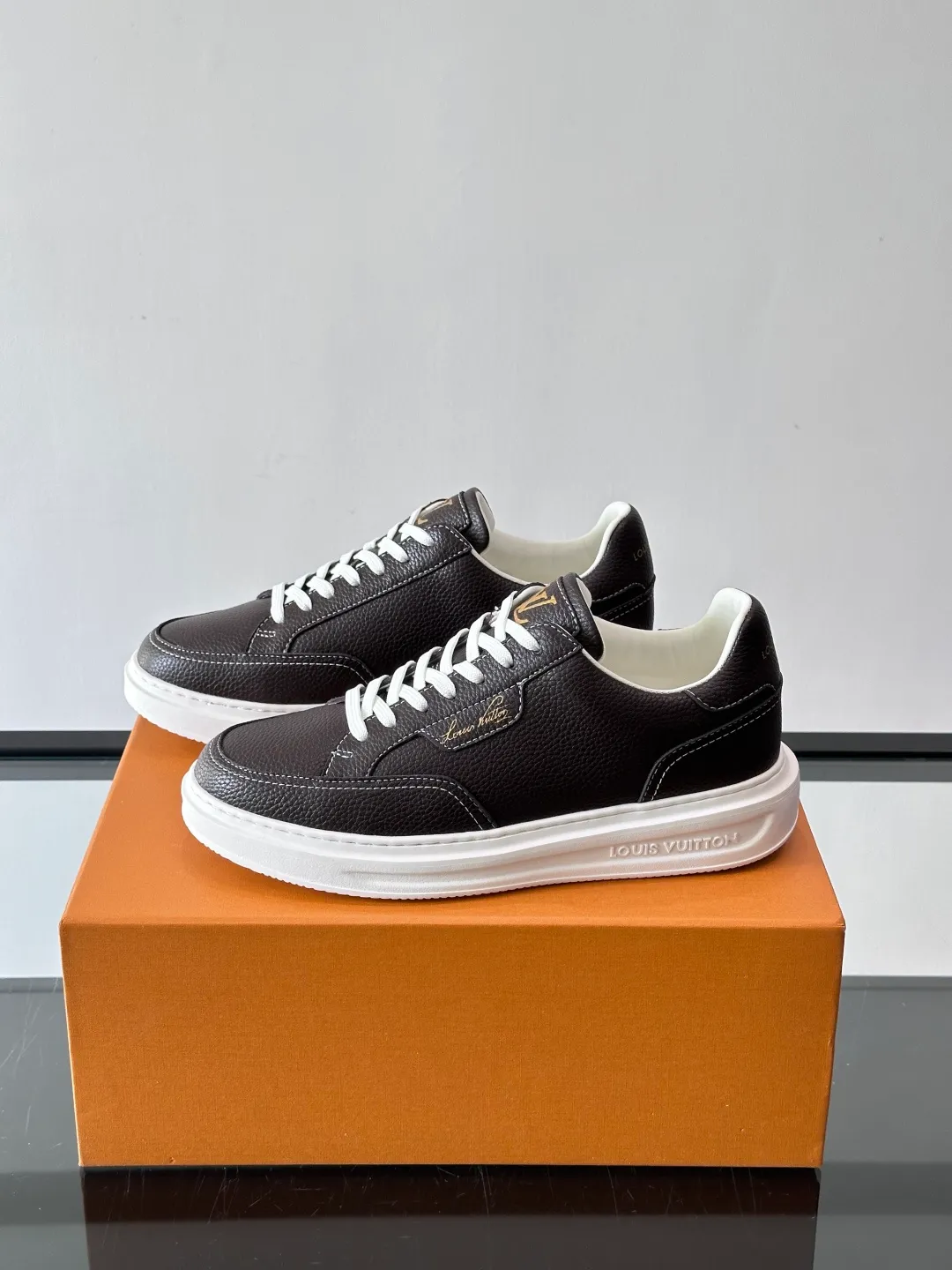 Men's men's shoes 💰p380 "＊OUIS ＊UITTO＊" casual sneakers, made of high-quality cowhide grain leather, with black laces, simple and high-end! LV Logo + classic Monogram lines on the side of the shoe, full of details✨. The rubber soles are wear-resistant and have strong traction, making them suitable for daily commuting and leisure. The shoe last fits the shape of the foot, making it comfortable to wear and not tiring after long walks. It is extremely versatile and can be easily worn with jeans or casual pants. It is a must-have item for men's fashion! 🖤 ​​size：38-44